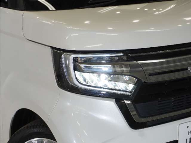 【LEDヘッドライト】省電力で、明るく遠くまで照らし、夜道や雨天などの走行の際、安心感を高めます。オートライト機構で周囲の明るさを感知し、自動で点灯、消灯します。