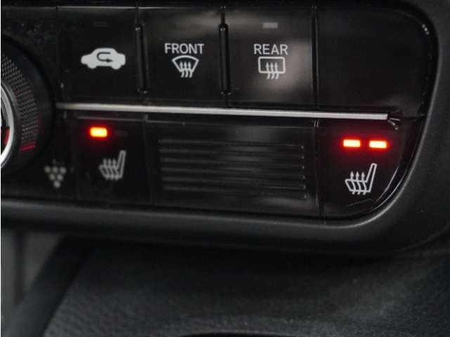 【シートヒーター】寒い日も、心地よく過ごせる空間を。温度調節が可能です。