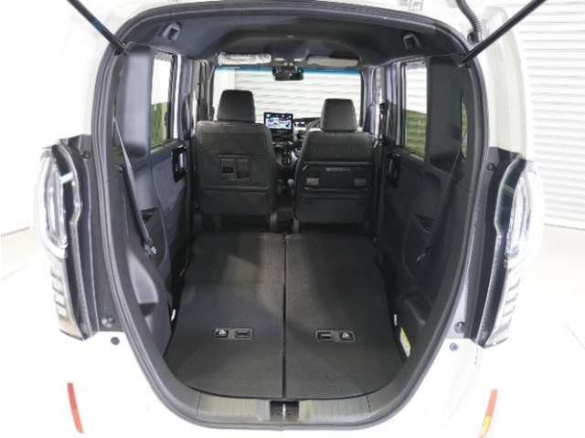 【トランクスルー機構】後席を前に倒してトランクルームとつなげ、長尺物の収納を可能にするトランクスルー機構も備えています。