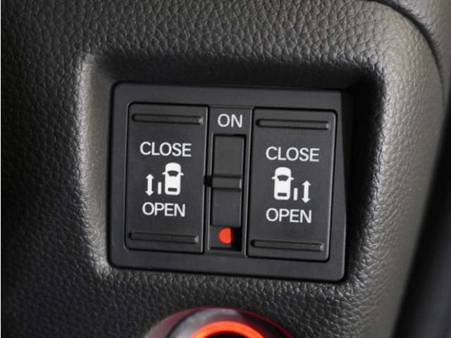 【パワースライドドア】車外・車内のドアハンドルからはもちろん、運転席スイッチやリモコンキーからも開閉操作が可能。挟み込み防止機能もあり、お子さまの乗り降りも安心。