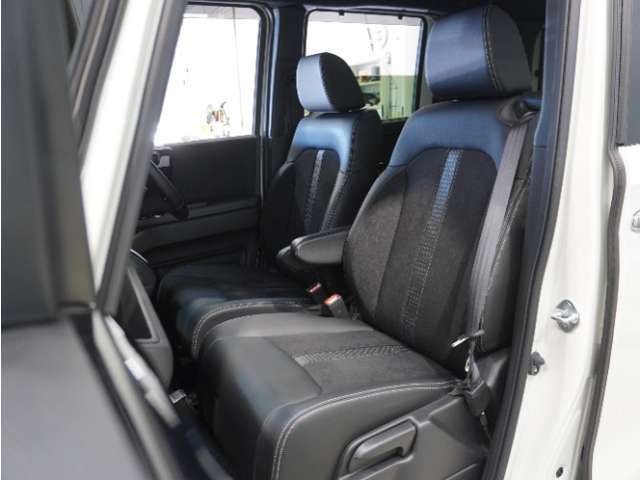 【フロントシート】からだを包みこむような形状でホールド感があり、ロングドライブでも疲れにくいシート。後ろの席のゆとりも考えた背面形状など、機能を踏まえながらスマートなデザイン！