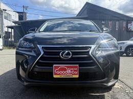 周囲が暗くなると、自動的にライトが点灯する、オートライトが標準装備です！周囲の明るさに応じて自動でヘッドライトが点灯・消灯してくれるので、トンネルの出入りや夕暮れのうっかり消し忘れを防止します。