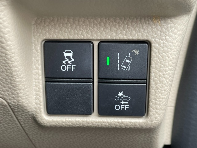 運転席右側に衝突軽減ブレーキ【CMBS】のスイッチや路外逸脱抑制システムのスイッチ等がついています。