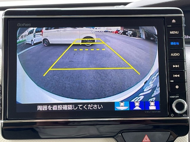 車庫入れ時に安心のバックカメラがついています。