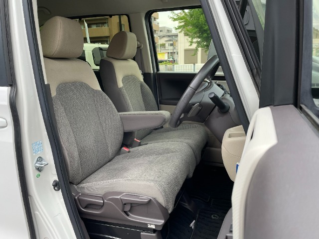 ひじ掛けのついたベンチシートタイプの運転席です。