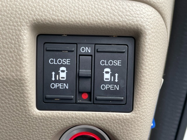 運転席右側に電動スライドドアのスイッチがついています。