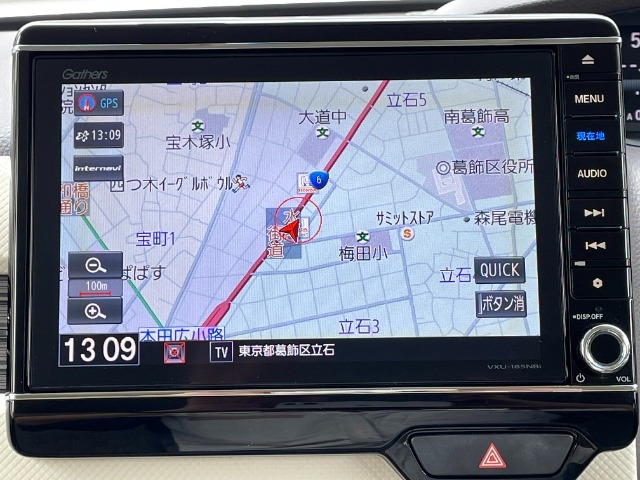 Gathersメモリーナビがついています。CD、DVD、サウンドコンテナ、Bluetoothオーディオ、フルセグが視聴できます。