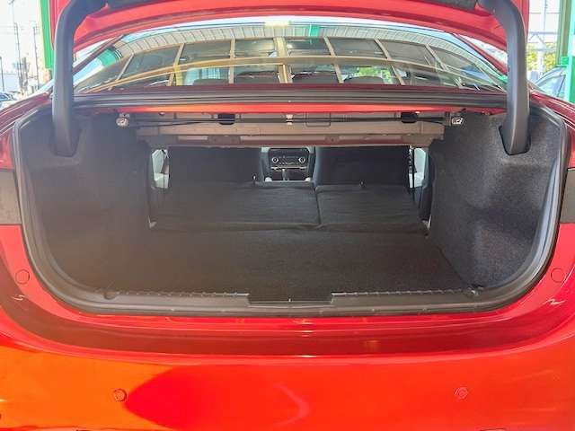 意外に広いトランクルーム！奥行きもあってゴルフバックも積めますし、大きな荷物も収納できます！