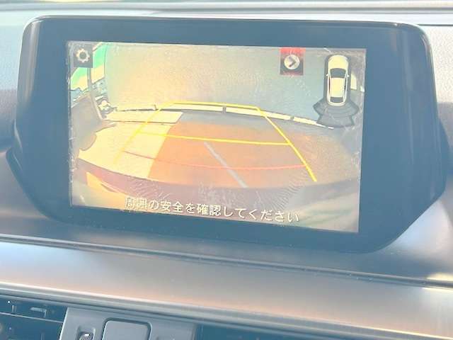 バックカメラがついて後方確認が簡単にできます！苦手としている車庫入れ等も安心して出来ますね！凄く需要の高い装備ですので、最初から付いていれば言う事なしですよね！？
