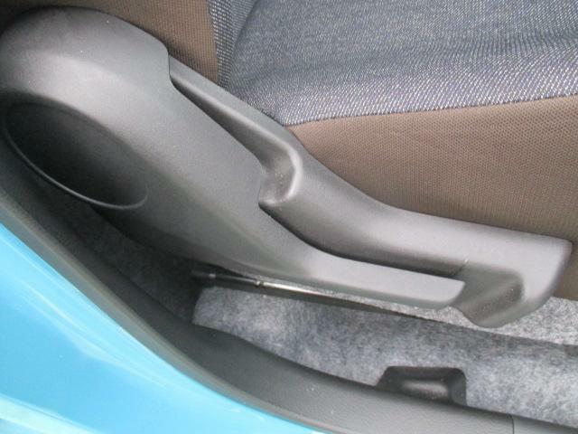 シート側面にある短いレバーでシートのスライド調節ができます。