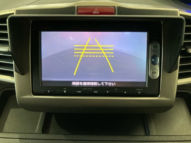 【バックカメラ】ギアをリバースに入れれば自動的にモニターが切り換わるので、車庫入れや後退確認がラクラク OKです！