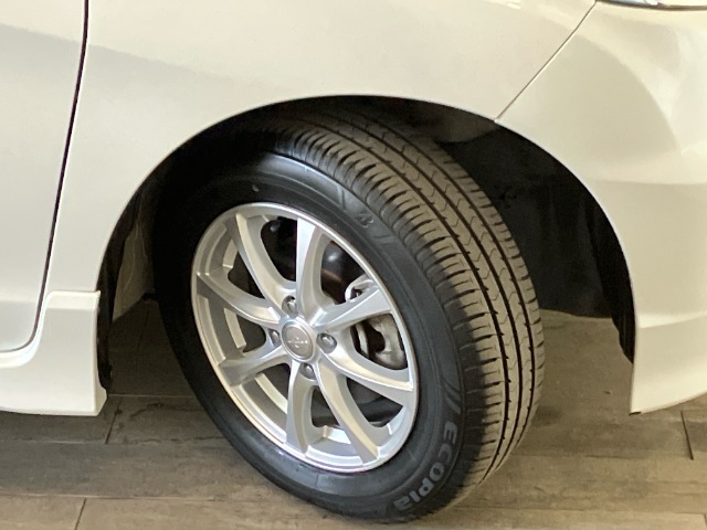 【Aftermarket15インチアルミホイール】足元を際立たせ、軽快な走りを演出します！タイヤは2021年製ブリジストン・エコピアを装着しております。残り溝も十分ございます。
