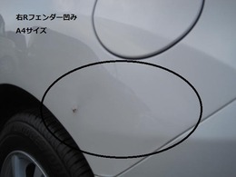 左側リアフェンダー後部にA4サイズ程度の凹み傷がございます。気になる場合は有料にて修理も可能です。実車確認の際に店舗スタッフにご相談下さい。