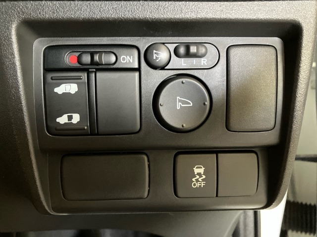 【左側パワースライドドア】左側が電動スライドドアになっております。狭い駐車場でのお子様の乗り降りなどの時に安心です！