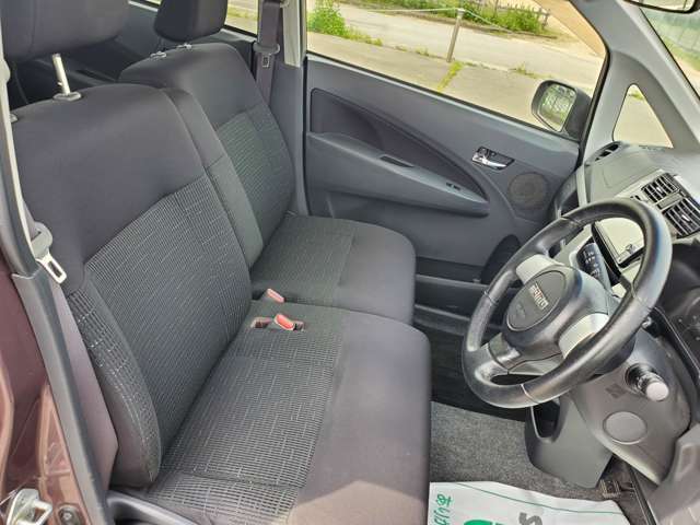清潔で広々した座席です！是非、現車を見て体感してみてください。