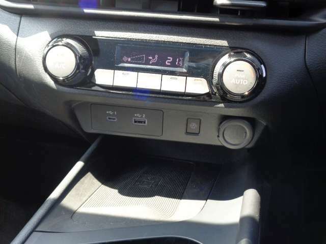 オートエアコン。車内を自動的に設定温度に調整します