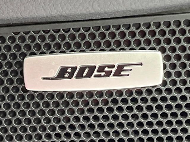 【BOSEサウンドシステム】メーカーオプションの高品位サウンドシステムを搭載。専用のチューニングが施された大小様々なスピーカーから良質なサウンドが奏でられ、臨場感あふれる音響空間を演出します。