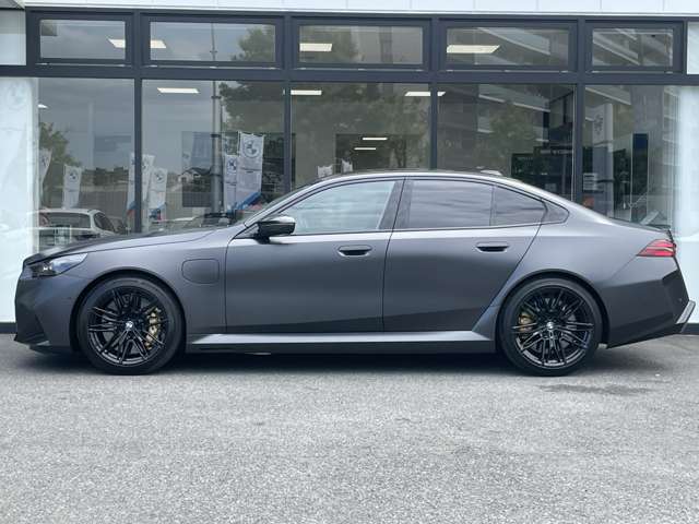 BMW正規認定中古車はもちろん、全国各地のBMW正規ディーラーにて点検修理・保証対応が可能！遠方のお客様やご転勤の多い方にも、安心してお乗り頂けます。