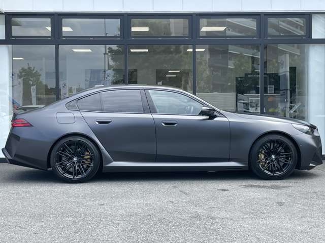 時を経ても深い魅力を放ち続けるBMW。より快適にお乗り頂くためにサポートプログラムをご用意しております。※認定中古車保証は登録日より最長4年間まで延長が可能です。