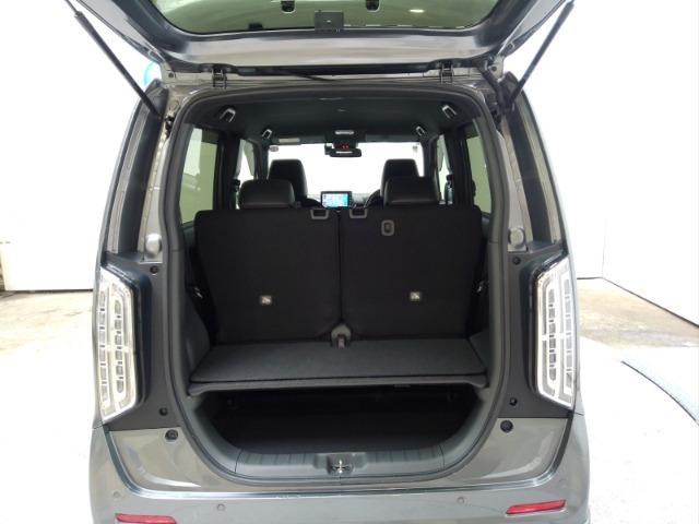 軽でも荷室容量はお任せください。備え付けのボードを使えば、上下2段に荷物を収納することができます♪