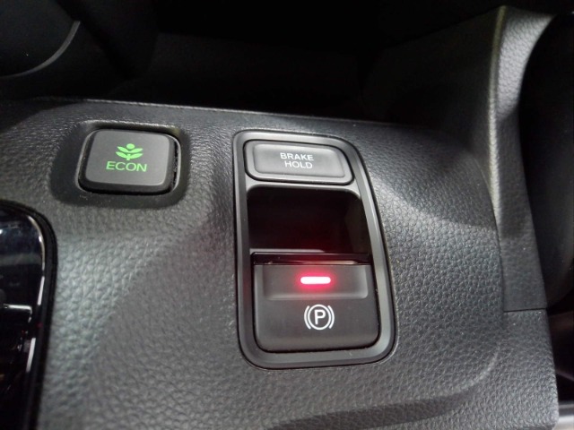 スイッチを引くだけで、パーキングブレーキが作動します♪