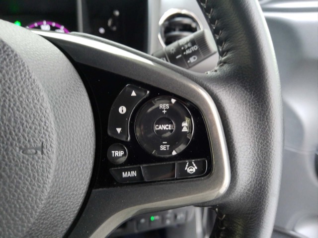 Hondaセンシングの機能のひとつ、アダプティブクルーズコントロール付！アクセルから足を離しても設定したスピードと前車との車間を保ち走行してくれます！車線維持もアシスト☆高速道路で疲労軽減ですね☆