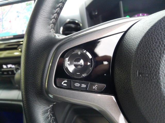 ハンドルにオーディオの操作スイッチが装備されています！視線を前方から外さずハンドルから手を離さずに操作できるのでとっても安全ですね♪