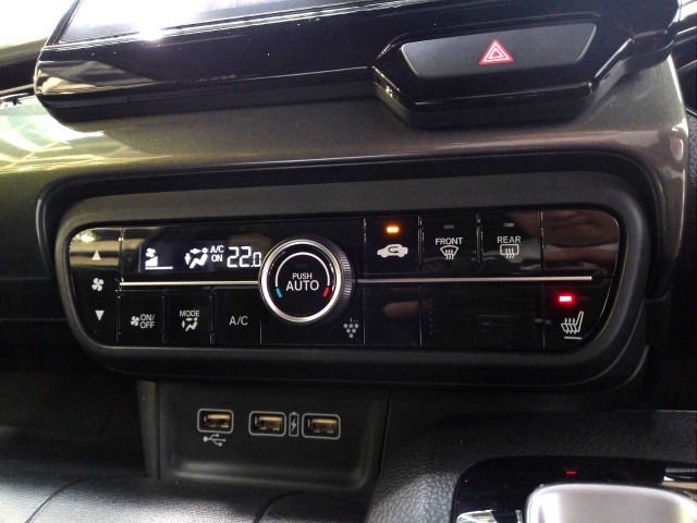 オートエアコンタイプなので細かい操作なしで快適温度に調整してくれます。運転席はシートヒーター付きで、冷えた車内でもスイッチを押せば数秒で座面と背もたれがあたたかくなります。