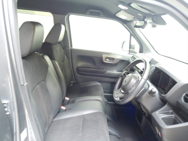 フロントシートはベンチシートタイプ♪　センターには格納式アームレストも付いています！！室内空間は広々で移動も楽々です♪狭い駐車空間など助手席ドアから出たい時にも大変便利ですよ♪