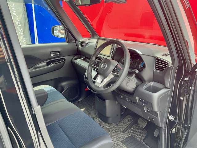 運転席も広々とゆったりしております。アームレストも装備しており快適にドライブしていただけます。