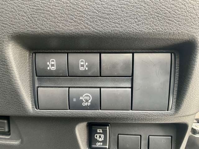 運転席右側には電動スライドドア等各種スイッチが集約されています！！