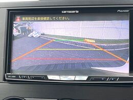 【バックカメラ】駐車時に後方がリアルタイム映像で確認できます。大型商業施設や立体駐車場での駐車時や、夜間のバック時に大活躍！運転スキルに関わらず、今や必須となった装備のひとつです！