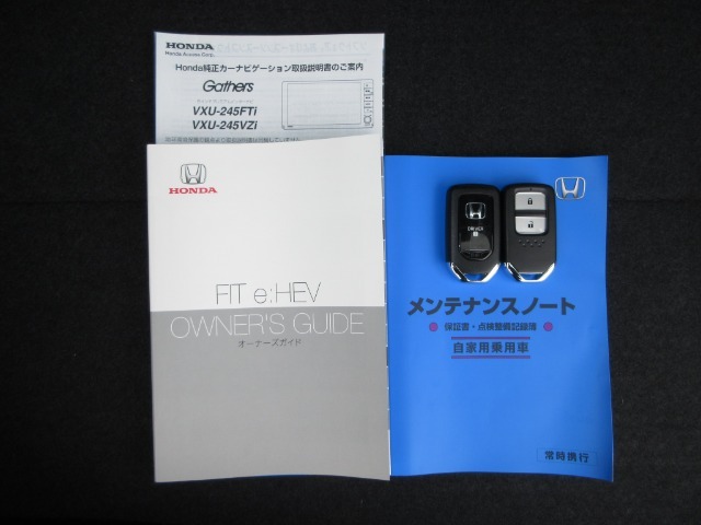 カギをバッグやポケットに入れたままでもドアロックの開閉やエンジン始動ができる『スマートキー』付き！暗くなってもキー穴を捜す必要が無くとっても便利ですから人気の装備です！