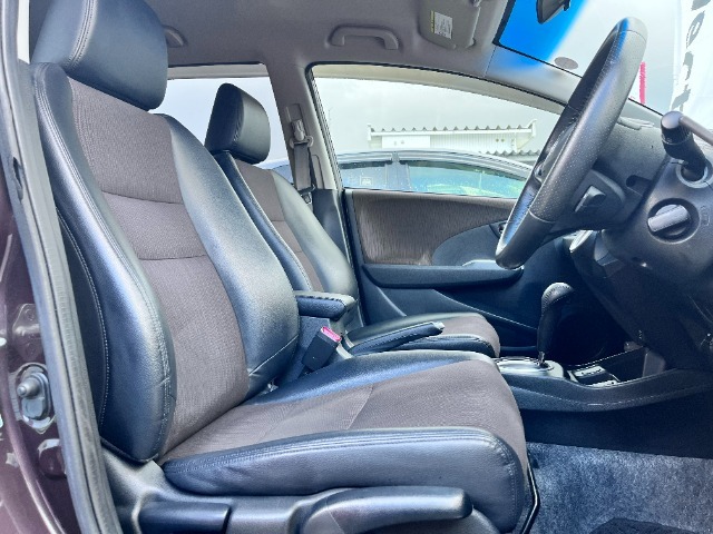 【運転席・助手席】シートは、レザー調とモカストライプ柄の異素材MIX。オシャレで洗練された雰囲気が、車内を演出してくれています☆