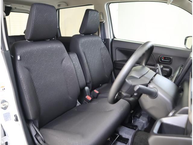 程良いホールド感のあるシートでシートポジションも取りやすく、乗り降りのしやすい高さに作られています。