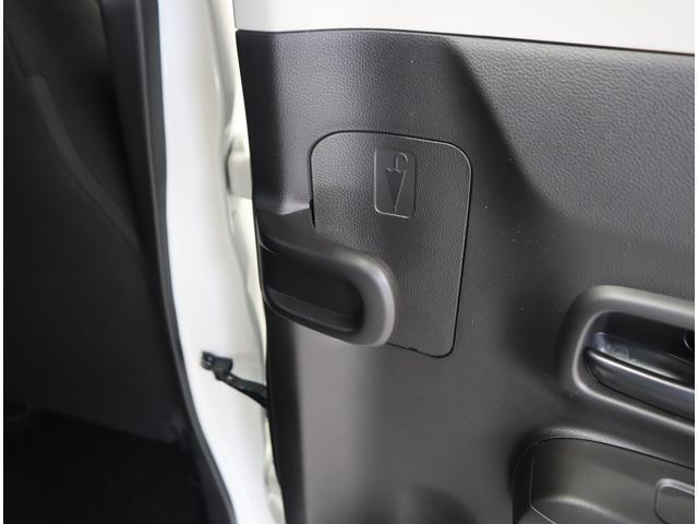濡れた傘も気兼ねなく車内に持ち込めるアンブレラホルダーが後席ドアにございます！雨水は外に排出される仕組みです。