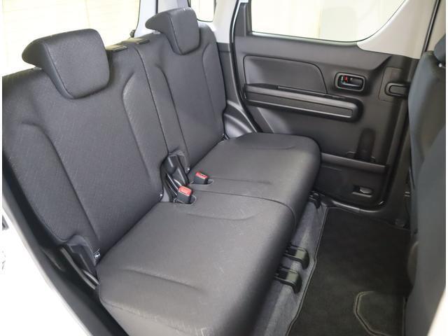 後部座席は左右独立でシートスライド・リクライニングが可能な為、効率よくシートのアレンジが可能です♪足元も広々でゆったり過ごせます。