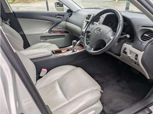 レザーシート　電動シートで高級感