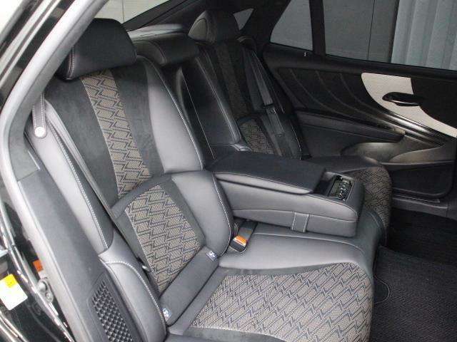 後席空間は、人を包み込む連続性のある空間を目指し、ドアトリムやシートバックがシームレスにつながる構成としています。
