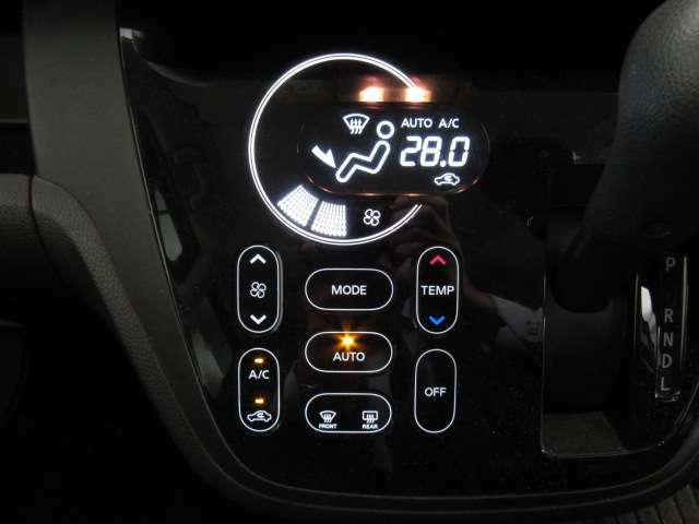 オートエアコンです！ボタンでの簡単な操作で室内を快適な温度にしてくれますので、夏場や冬場でも快適なドライブができます！