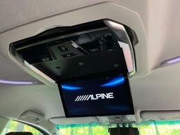 【12型フリップダウンモニター】大画面モニターで後席でもエンタメをお楽しみいただけます。小さなお子様にも大人気の装備です♪