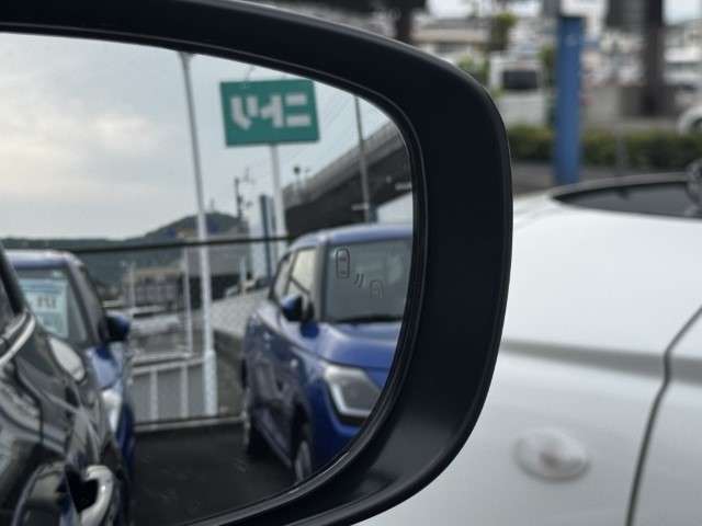 車線変更サポート付きブラインドスポットモニター装着。隣接車線の後方から接近する車両を検知しインジケーターの点灯でお知らせ。点灯した側にウィンカー操作をするとブザー音でドライバーにお知らせします。