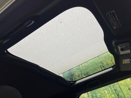 【ガラスルーフ】ガラスルーフ搭載で車内の解放感が一気にアップ！開放的なドライブをお楽しみいただけます。
