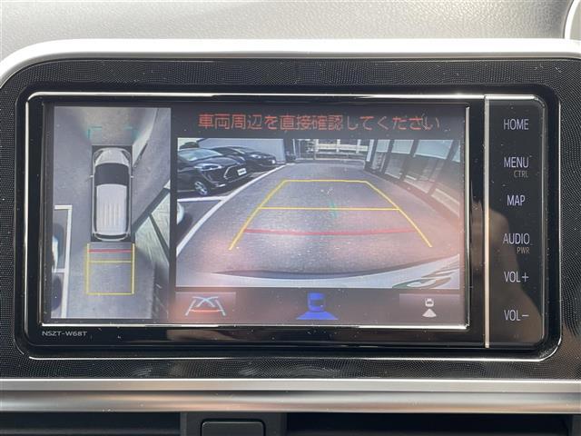 【パノラミックビューモニター】クルマを真上から見下ろした視点で駐車をサポートします。クルマの斜め後ろや真横など、いち早く障害物に気が付くことができます。