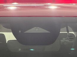 【スマートブレーキサポート】走行中に前方の車両等を認識し、衝突しそうな時は警報とブレーキで衝突回避と被害軽減をアシスト。より安全にドライブをお楽しみいただけます。