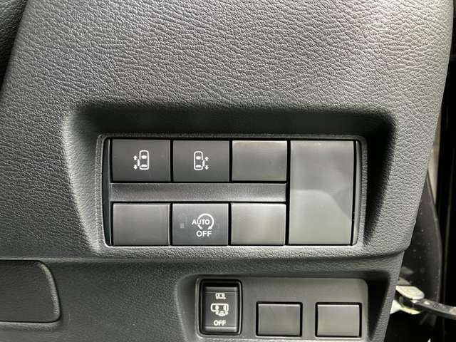両側電動スライドドアです。運転席付近のスイッチで、前席からもスライドドアの開閉が可能です。チャイルドロックと合わせてご活用いただくと、後席からの乗り降りも安全に行えます(^^♪