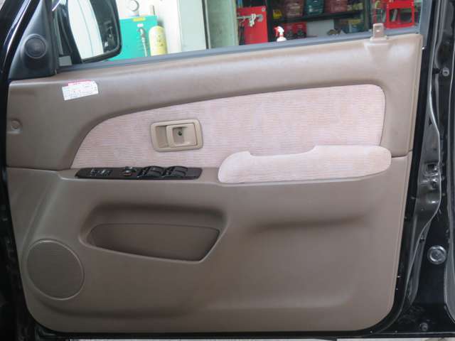 【運転席ドア】当店にてクリーニング済み☆キレイな状態を維持しております！