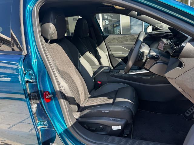 シートはアルカンタラ＆テップレザー仕様です。ホールド感のあるフロントシートは長時間の運転でも疲労感を感じさせず、腰への負担も軽減させます。