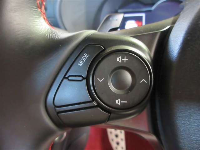 ステアリングから手を放さず、オーディオ等の操作ができるので運転に集中できます。