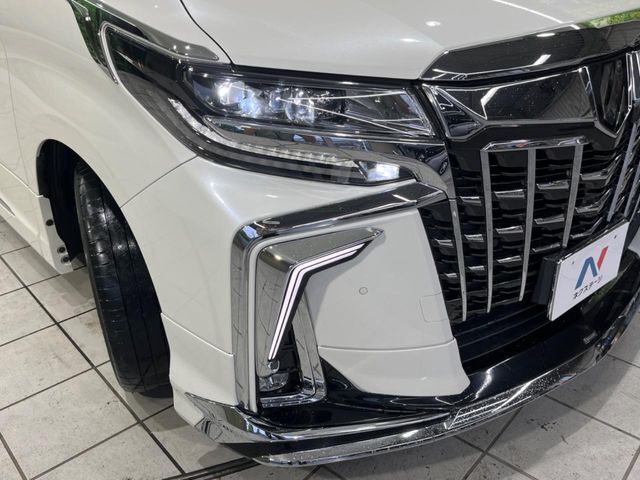 【LEDヘッドライト】悪天候や夜間走行時も良好な視界を確保し安心して運転できる高輝度LEDヘッドライトを装備！点灯速度が早く、消費電力も抑えられています。